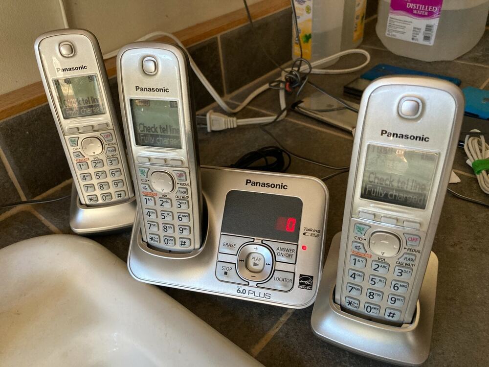 Set of 3 Panasonic Digital Cordless Phones Voicemail Answer KX-TG4131 KX-TG4134N